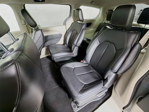 Used 2023 Chrysler Pacifica Touring-L FWD image 23