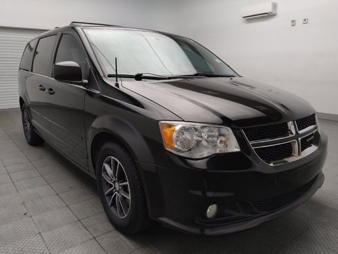 Used 2017 Dodge Grand Caravan SXT w/ Driver Convenience Group FWD image 13