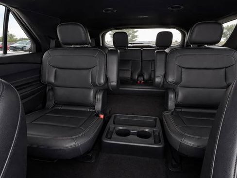Used 2020 Ford Explorer XLT w/ Equipment Group 202A AWD/4WD image 12