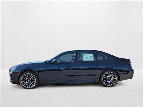 Used 2026 BMW 750e xDrive w/ Premium Package image 4