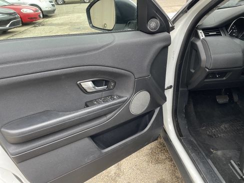 Used 2019 Land Rover Range Rover Evoque SE Premium image 10