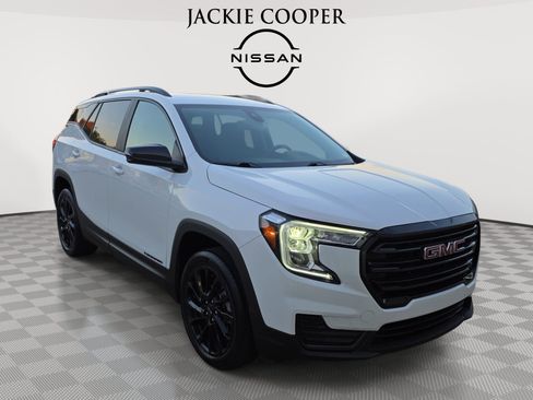 Used 2024 GMC Terrain SLE w/ Driver Convenience Package image 3
