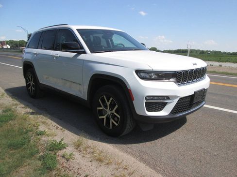 Used 2023 Jeep Grand Cherokee Limited w/ Trailer Tow Prep Group (B) AWD/4WD image 8