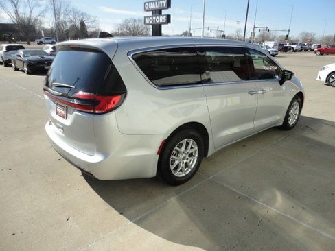 Used 2024 Chrysler Pacifica Touring-L image 13