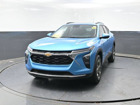 New 2026 Chevrolet Trax LT w/ Sunroof Package FWD image 5