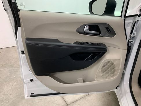 Used 2023 Chrysler Pacifica Touring-L FWD image 6