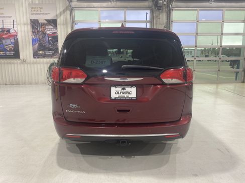 Used 2017 Chrysler Pacifica Touring-L Plus FWD image 7