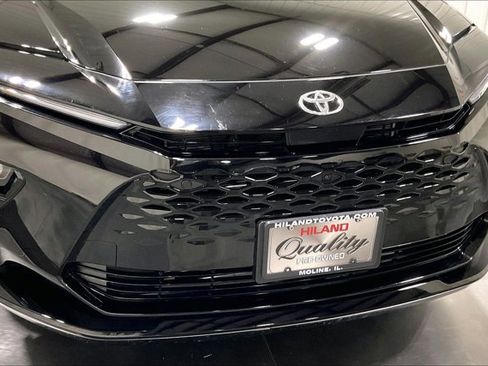 Used 2025 Toyota Crown Signia w/ Advanced Technology Package image 30