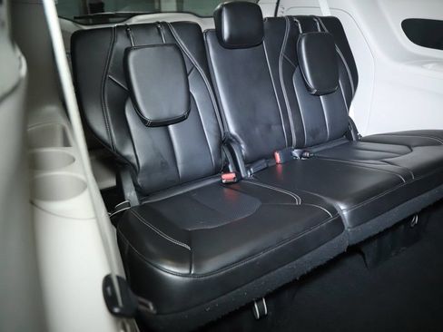 Used 2023 Chrysler Pacifica Touring-L FWD image 31