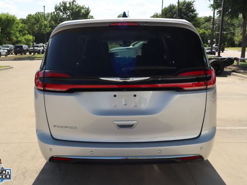 Used 2024 Chrysler Pacifica Touring-L FWD image 4