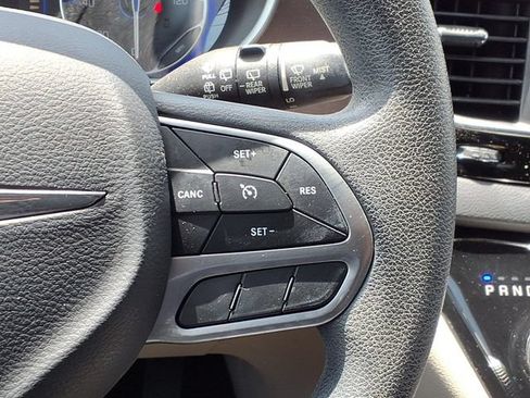 Used 2018 Chrysler Pacifica Touring Plus w/ Tire & Wheel Group FWD image 12