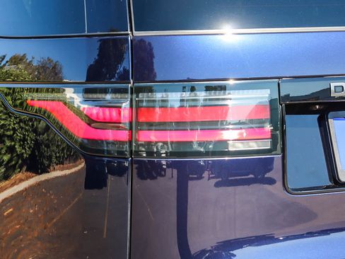 Used 2023 Land Rover Discovery S R-Dynamic AWD/4WD image 8