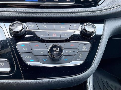 Used 2023 Chrysler Pacifica Limited w/ S Appearance Package FWD image 19