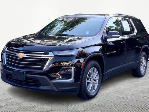 Used 2023 Chevrolet Traverse LT image 3