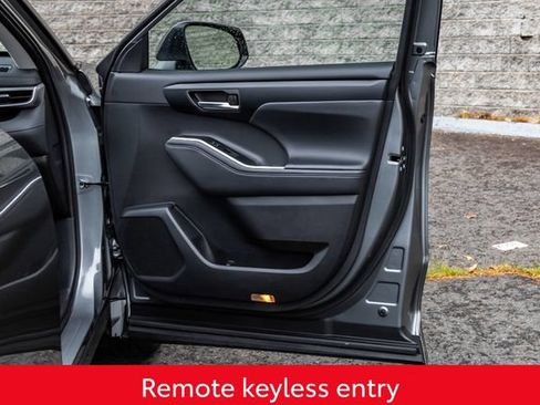Certified 2025 Toyota Highlander XLE AWD/4WD image 17