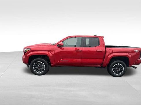 Used 2025 Toyota Tacoma TRD Sport AWD/4WD image 4
