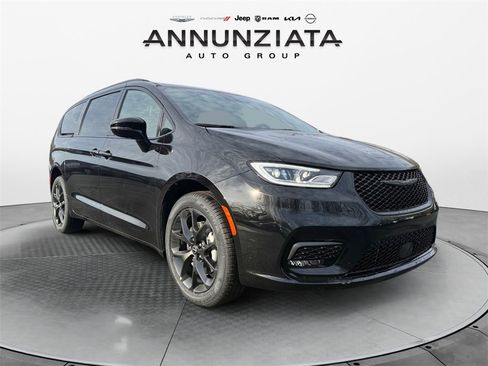 New 2026 Chrysler Pacifica Limited image 7