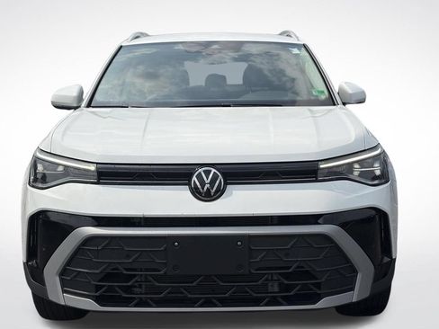 Used 2025 Volkswagen Taos SE AWD/4WD image 3