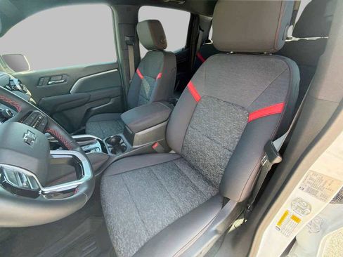 Used 2025 Chevrolet Colorado Z71 AWD/4WD image 17