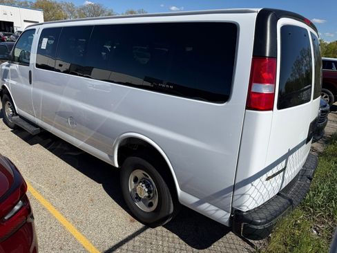 Used 2025 Chevrolet Express 3500 LT w/ LT Preferred Equipment Group RWD image 3
