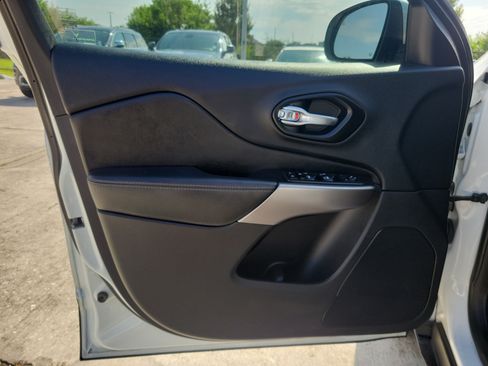 Used 2021 Jeep Cherokee Latitude w/ Mopar Interior Package FWD image 14