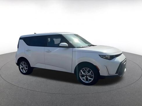 Used 2025 Kia Soul LX w/ LX Technology Package FWD image 2