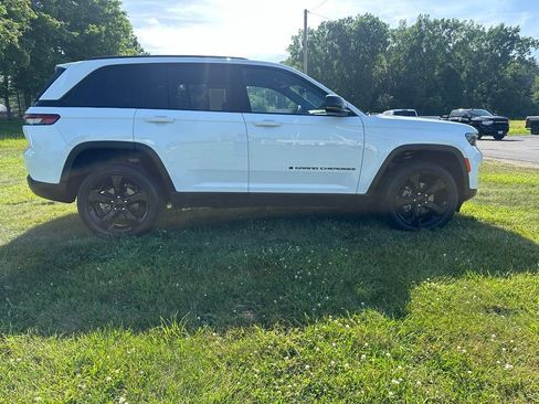Used 2023 Jeep Grand Cherokee Altitude AWD/4WD image 2