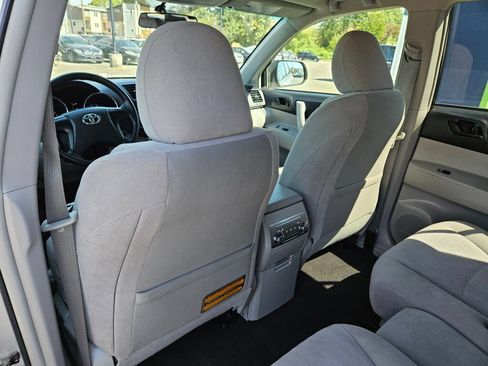 Used 2012 Toyota Highlander 4WD w/ Tow Pkg image 13