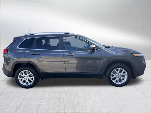 Used 2016 Jeep Cherokee Latitude w/ Cold Weather Group AWD/4WD image 5