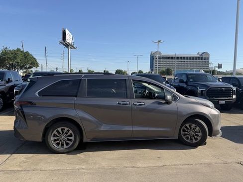 Used 2023 Toyota Sienna XLE FWD image 4