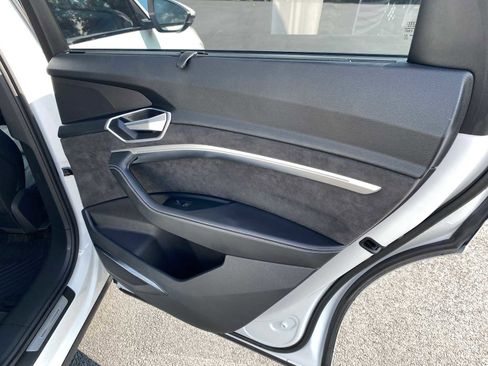 Used 2021 Audi e-tron Prestige w/ Prestige Package image 40
