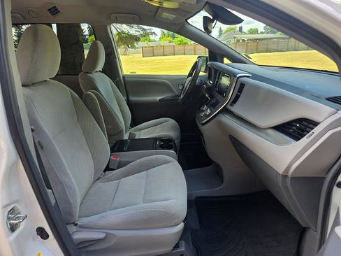 Used 2019 Toyota Sienna LE FWD image 17