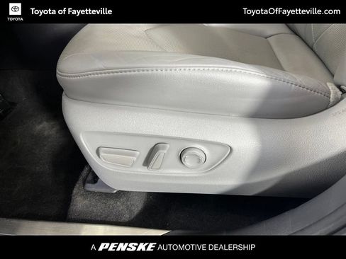 Used 2023 Toyota Highlander Platinum FWD image 25