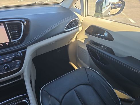 Used 2023 Chrysler Pacifica Limited image 12