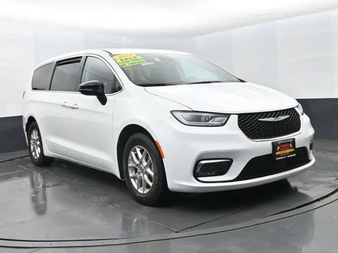 Used 2024 Chrysler Pacifica Touring-L FWD image 2