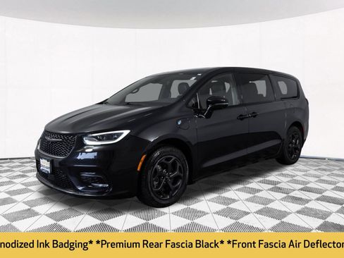 Used 2022 Chrysler Pacifica Touring-L w/ Uconnect Theater Family Group FWD image 17
