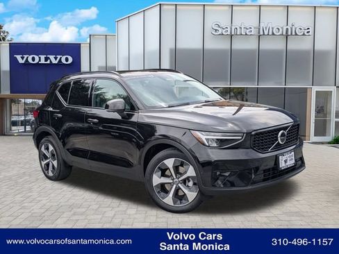 Used 2025 Volvo XC40 B5 Plus AWD/4WD image 1