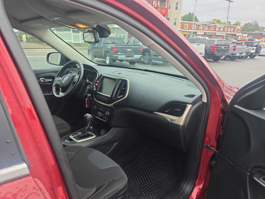 Used 2015 Jeep Cherokee Latitude w/ Cold Weather Group AWD/4WD image 14