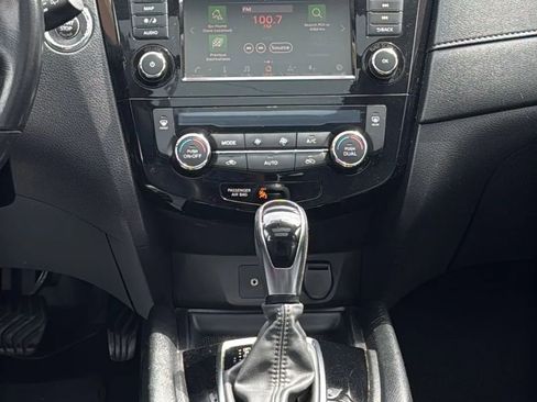 Used 2018 Nissan Rogue SV w/ Sun & Sound Touring Package image 21