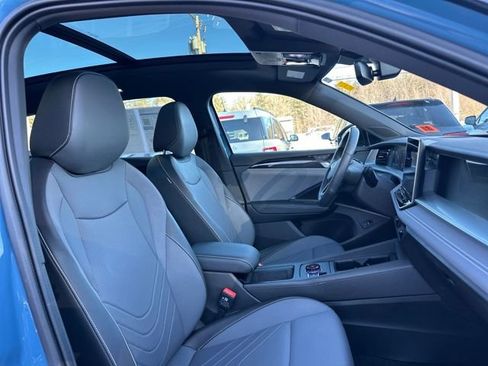 Used 2025 Volkswagen Tiguan SE R-Line image 21