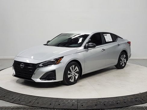 Used 2024 Nissan Altima 2.5 S FWD image 3