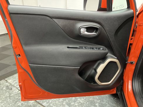 Used 2017 Jeep Renegade Latitude w/ Popular Equipment Group image 6