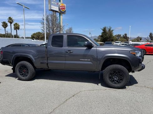 Used 2022 Toyota Tacoma SR5 AWD/4WD image 3