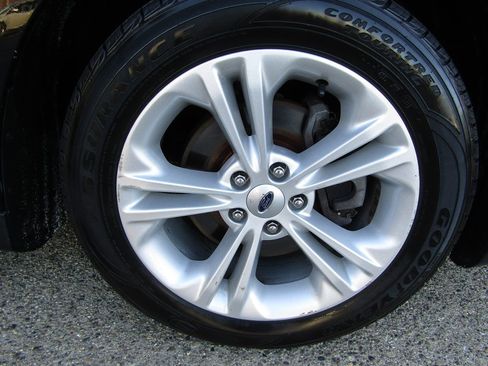 Used 2017 Ford Taurus SEL image 39