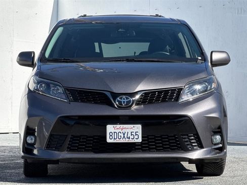 Used 2018 Toyota Sienna SE image 9