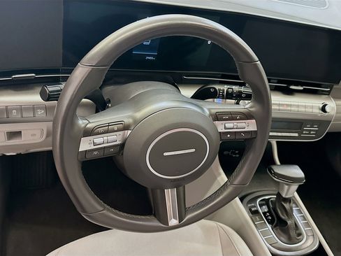 Used 2025 Hyundai Kona SEL image 18