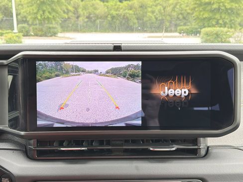 Used 2025 Jeep Wrangler Unlimited Sahara AWD/4WD image 5