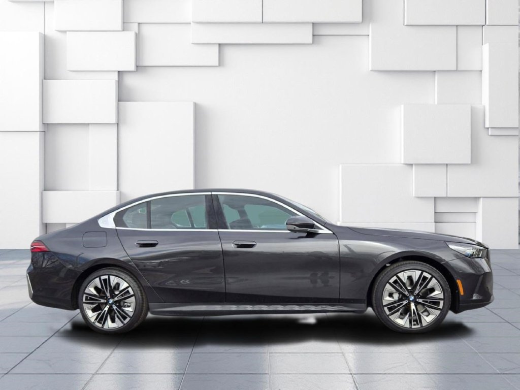 Certified 2026 BMW 530i xDrive AWD/4WD image 4