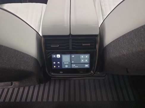 Used 2025 Rivian R1S Premium AWD/4WD image 30