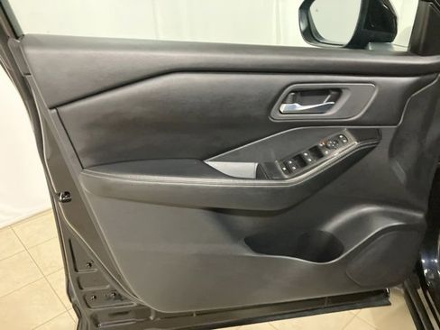 Used 2024 Nissan Rogue SV image 9